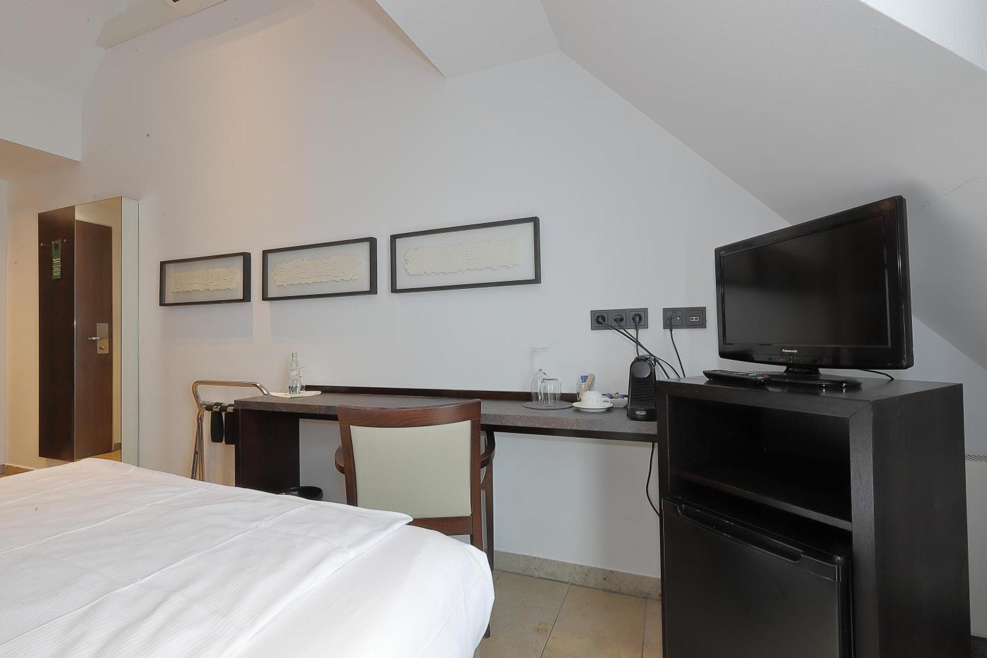 Devin Art Hotel Дюселдорф Екстериор снимка