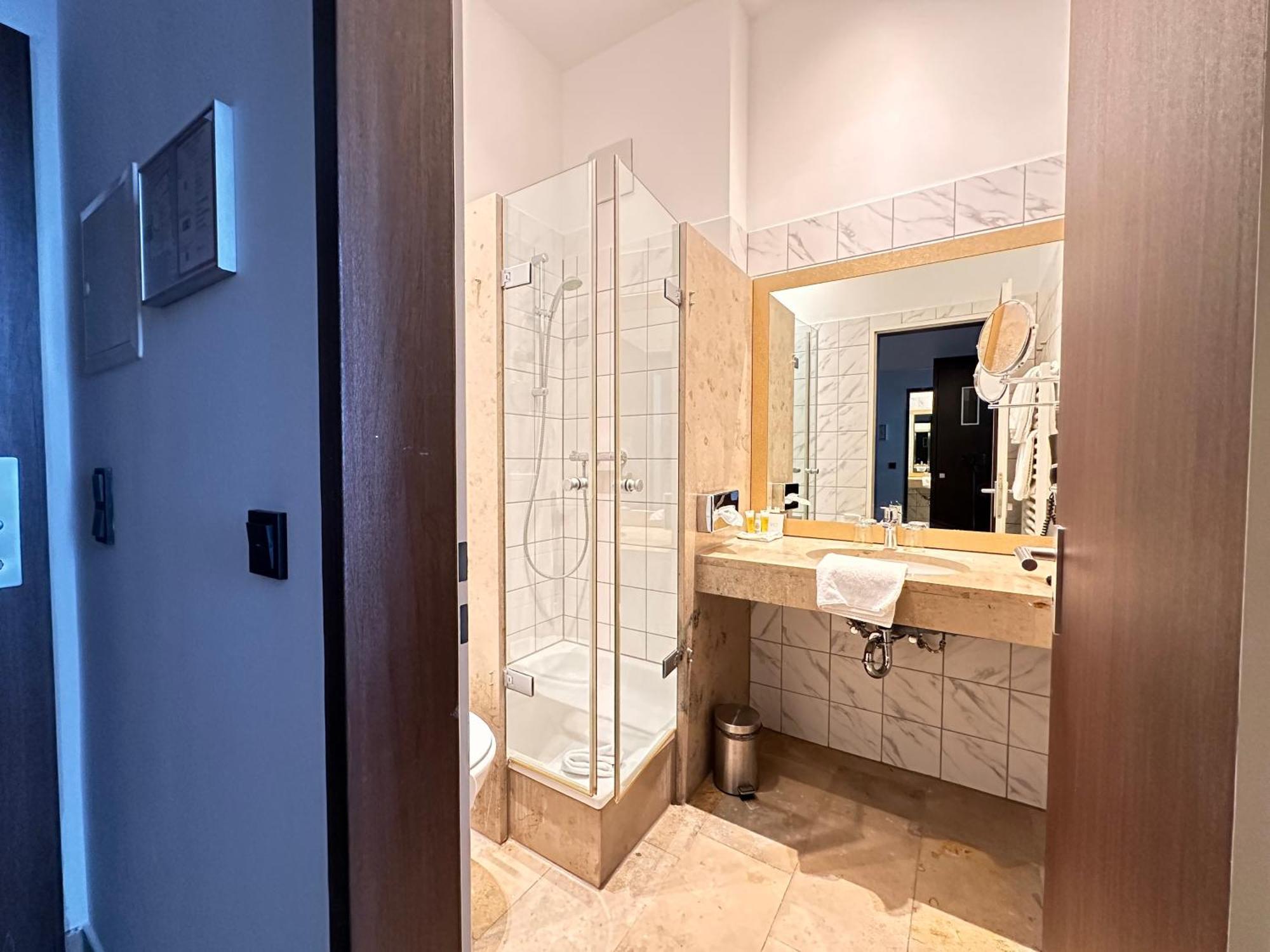 Devin Art Hotel Дюселдорф Екстериор снимка